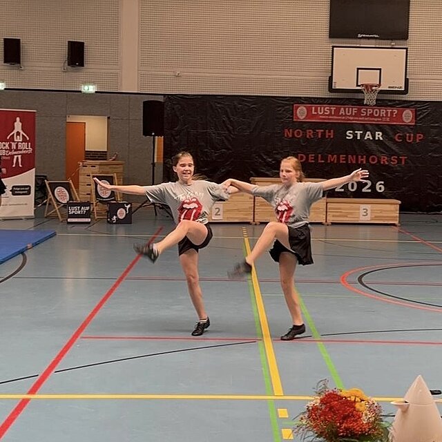 Auftritt in Delmenhorst Zwei Tänzerinnen in grauen Shirts tanzen mit ausgestreckten Armen beim North Star Cup in Delmenhorst