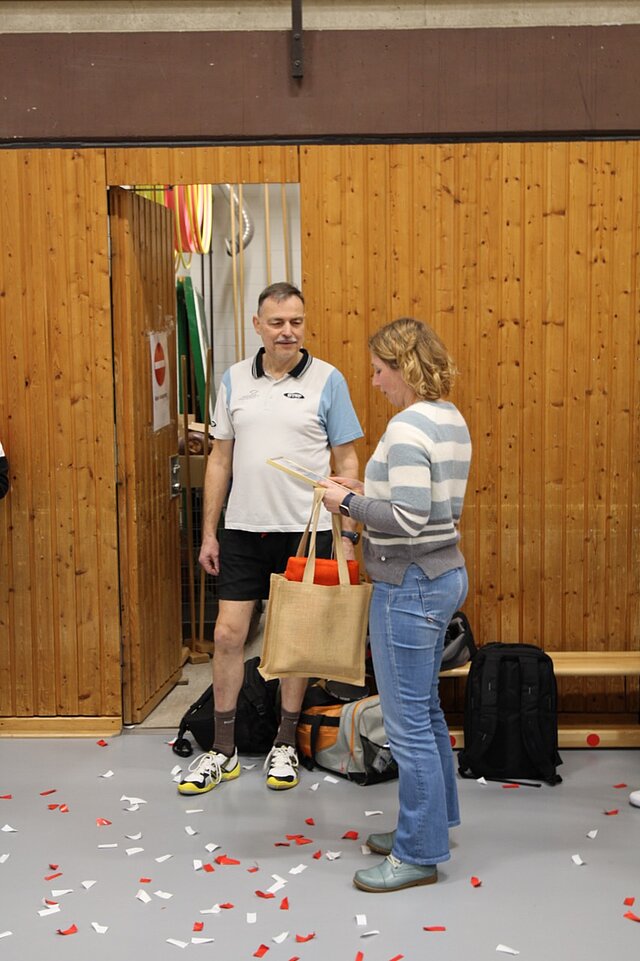 Ehrung Detlef Prinz Mit Konfetti-Bombe und kleinen Geschenken bedankte sich Vanessa Pein (KSB Celle) beim Vereinshelden Detlef Prinz