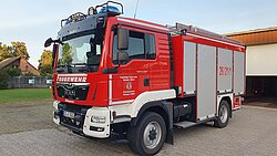 Löschfahrzeug der Freiwilligen Feuerwehr Winsen (Aller) vor dem Feuerwehrgerätehaus