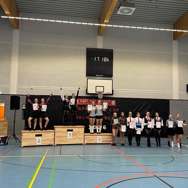 Siegerehrung in Delmenhorst Siegerehrung beim North Star Cup in Delmenhorst: Tanzpaare stehen mit Urkunden auf und neben dem Siegerpodest