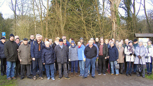 Herzsportsportler wandern um NABU Gut Sunder